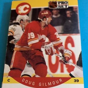 20 Assorted Collectible Hockey Cards   Includes Calgary Flames Doug Gilmour